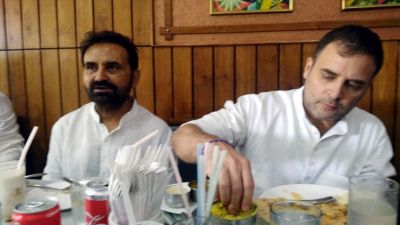 Rahul Gandhi seen eating dosa at a restaurant in Patna