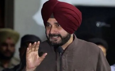 Navjot Singh Sidhu softens stance after Sonia Gandhi, Rahul send out firm message