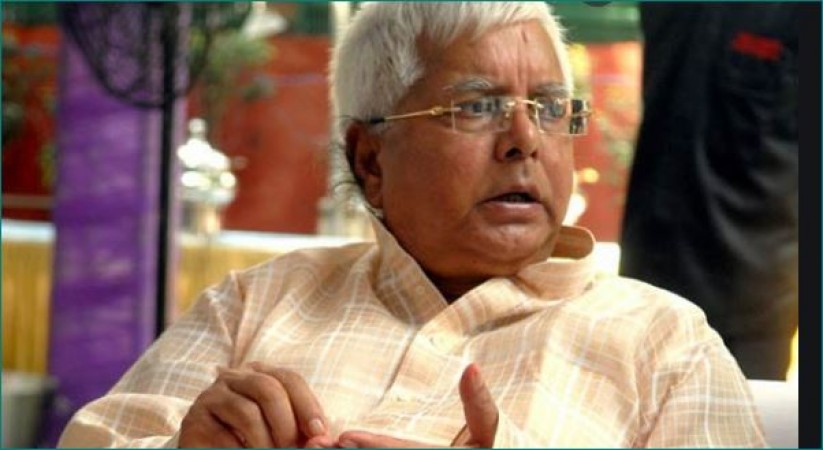 बिहार: FIR के लिए 4 घंटे बैठे IAS सुधीर कुमार, लालू बोले- 'बिहार को सर्कस बना दिया'