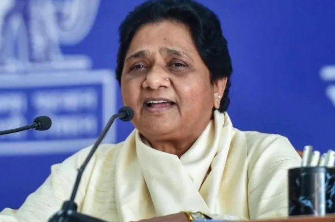 Mayawati lashes out at Akhilesh, says SP doesn't trust its local leaders