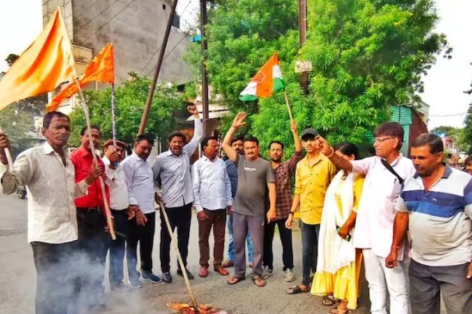इंदौर में कांग्रेस ने किया फिल्म आदिपुरुष का विरोध, राइटर मनोज मंतशिर के जलाये पुतले