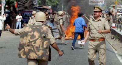 Chaos continues in Bengal; People throw stones on Policemen