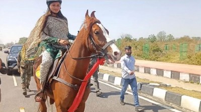 The unique style of the MLA shown on 'Women's Day', the assembly reached on a horse