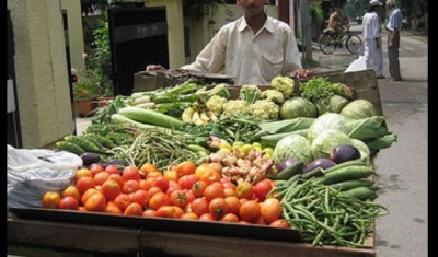 योगी की वापसी पर इस सब्जीवाले ने फ्री में बांटी सब्जी और 50 किलो रसगुल्ले