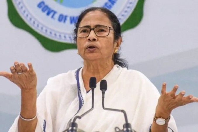 CM lodges FIR against Mamata Banerjee, insults national anthem