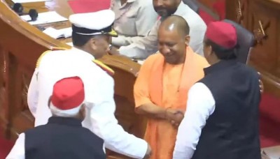 CM Yogi smiled at Akhilesh, his hand on his shoulder, what is the political significance of this meeting?