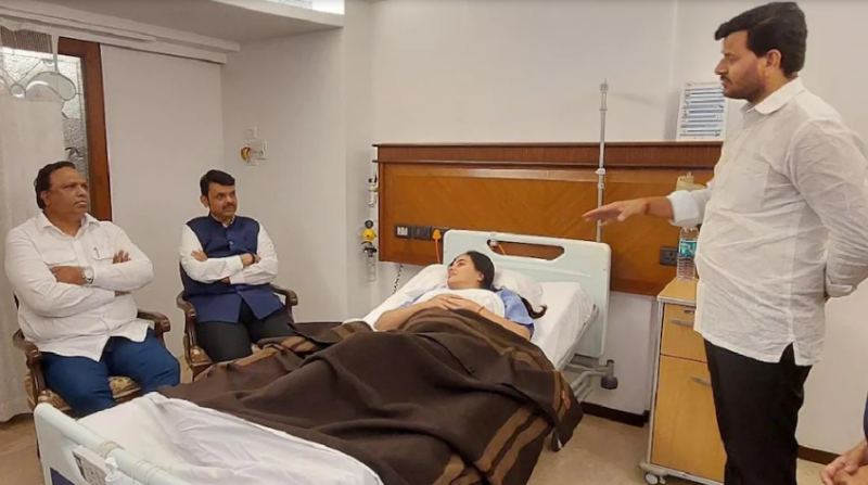 Devendra Fadnavis reached hospital to meet Navneet Rana