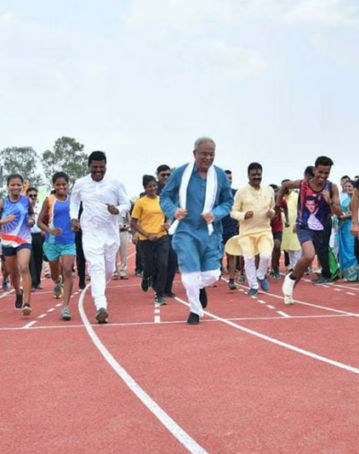 CM Baghel seen in a new avatar, ran on the running track, VIDEO went viral.