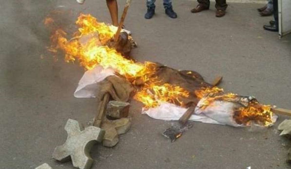 ऊर्जा मंत्री का पुतला फूंक रहे थी कांग्रेस, अचानक पार्टी के जिला अध्यक्ष के पायजामे में लगी आग