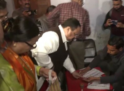 हिमाचल चुनाव: जेपी नड्डा ने परिवार संग डाला वोट, कांग्रेस सांसद ने भी किया मतदान