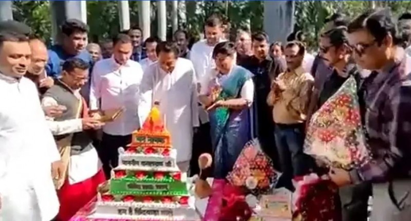 Kamal Nath cuts temple-shaped cake with Hanuman's picture on birthday, Mama gets angry