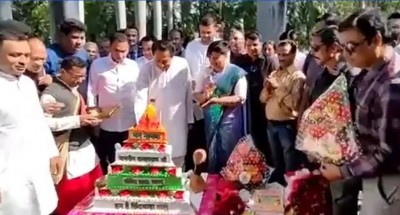 जन्मदिन पर कमलनाथ ने काटा हनुमान की तस्वीर वाला मंदिर के आकार का केक, भड़के CM शिवराज