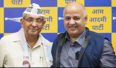 AAP leader Mukesh Goyal caught red-handed taking a bribe of Rs 1 crore
