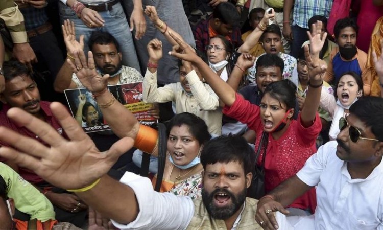 West Bengal Police fiercely attacks BJP workers with sticks