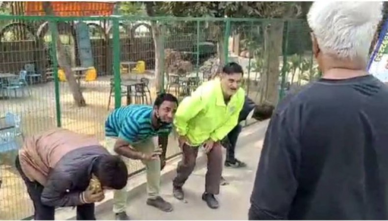 दिल्ली: नगर निगम के कर्मचारियों को 'कांग्रेस नेता' ने पीटा, गाली-गलौच कर मुर्गा बनाया