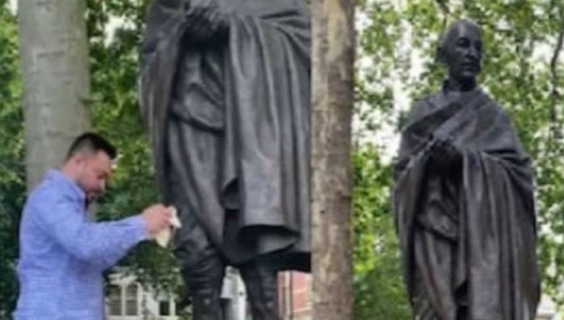 लंदन में गंदी दिखी गांधी की प्रतिमा तो साफ़ करने लगे तेजस्वी, सामने आया VIDEO