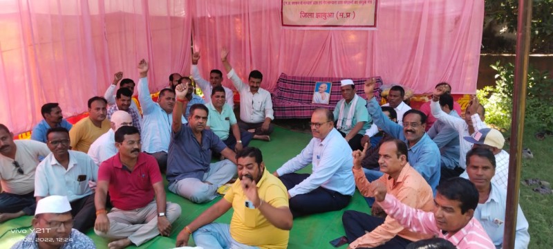 मध्य प्रदेश अधिकारी कर्मचारी संयुक्त मोर्चा द्वारा गांधी जयंती के अवसर पर किया उपवास आंदोलन