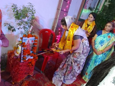 एमआईसी सदस्य ने माँ दुर्गा के साथ की भारत माँ की आरती, विभिन्न प्रस्तुतियों में दिखा देश भक्ति का रंग