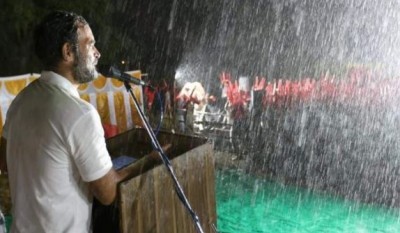 तेज बारिश में भी संबोधन देते रहे राहुल गांधी, बोले- 'ये यात्रा रुकेगी नहीं'
