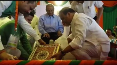 CM हिमंत बिस्वा ने धोए वरिष्ठ भाजपा कार्यकर्ताओं के पैर, वीडियो वायरल