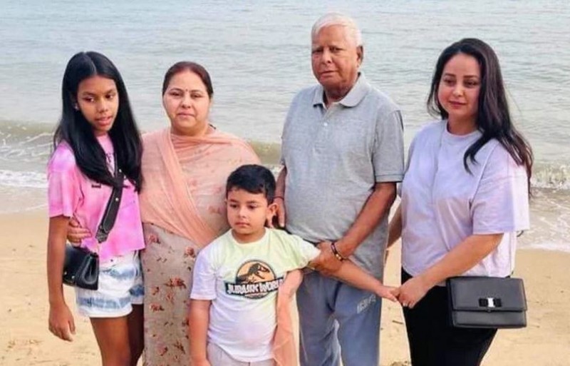 Lalu Yadav in trousers and t-shirt, look changed after going to Singapore