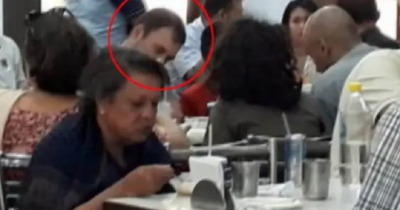 After the election campaign, Rahul Gandhi arrived to have breakfast, sat among common people to eat Chaat!