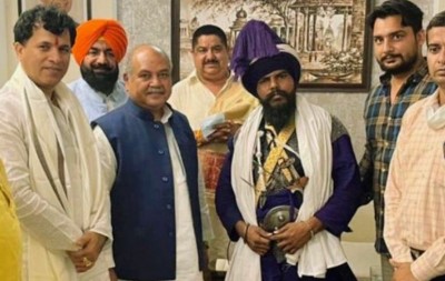 Agriculture Minister Tomar's picture with Nihang leader goes viral, new twist in Singhu border massacre