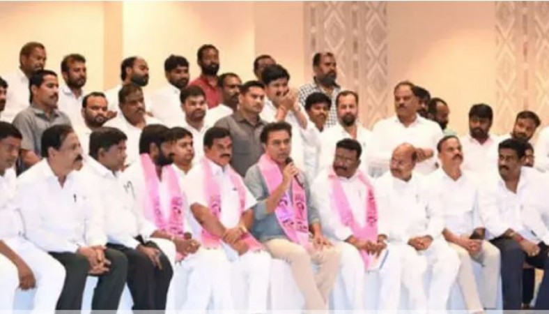 Big blow to BJP, two leaders join TRS