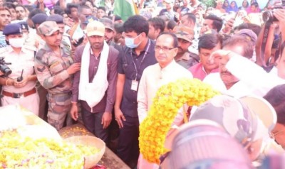 CM Shivraj to give 1 crore to the family of martyr Karnveer Singh and job to his brother