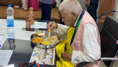 Chic in the police station of CM Bhupesh Baghel's father, seen eating food at the inspector's table