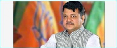 Maharashtra BJP's LOP Pravin Darekar is a millionaire labourer: Shiv Sena leader