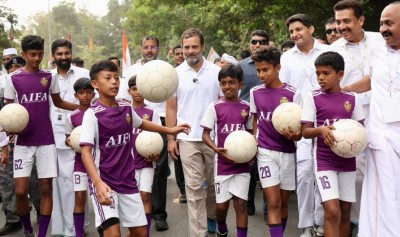 VIDEO: राजस्थान संकट से बेफिक्र बच्चों के साथ फुटबॉल खेलते नजर आए राहुल गांधी