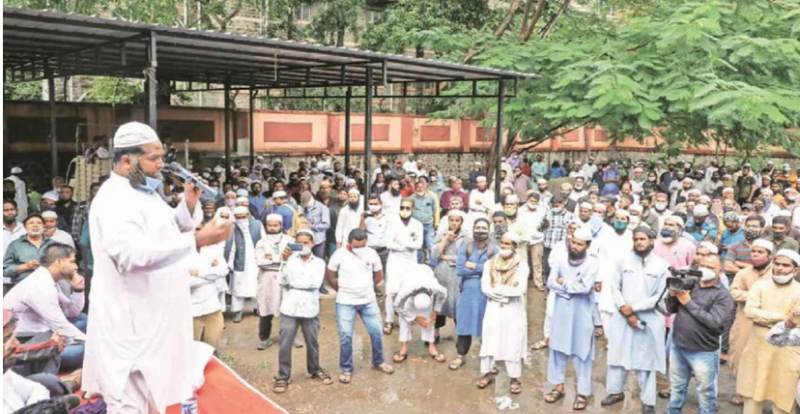 पुणे: कलेक्टर ऑफिस के बाहर मुस्लिम संगठनों का प्रदर्शन