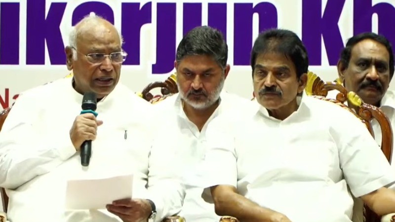 मल्लिकार्जुन खरगे ने प्रधानमंत्री नरेंद्र मोदी को कहा आतंकवादी, बाद में दिया स्पष्टीकरण