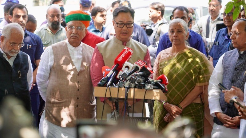 कांग्रेस अध्यक्ष खरगे द्वारा प्रधानमंत्री मोदी को आतंकवादी कहने पर इलेक्शन कमीशन के ऑफिस पहुंचा भाजपा का प्रतिनिधिमंडल