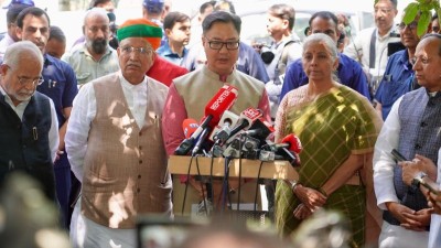 कांग्रेस अध्यक्ष खरगे द्वारा प्रधानमंत्री मोदी को आतंकवादी कहने पर इलेक्शन कमीशन के ऑफिस पहुंचा भाजपा का प्रतिनिधिमंडल