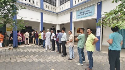 पश्चिम बंगाल और तमिलनाडु में मतदान जारी, फिल्मी सितारों और बड़े नेताओं ने डाले वोट