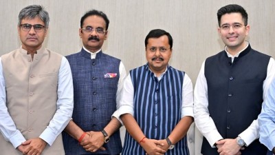 दो-तिहाई राज्यसभा सांसदों द्वारा पार्टी छोड़ने के बाद AAP के सीनियर नेताओं द्वारा भविष्य की रणनीति पर चर्चा