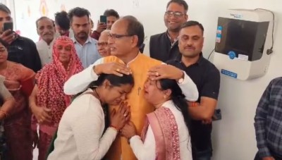 'हमने आपको वोट दिया था भैया...', मोहन यादव के CM बनते ही शिवराज सिंह से मिलकर फूट-फूट कर रोने लगी लाडली बहनें