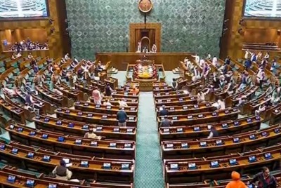 संसद की कार्यवाही में बाधा डालने के आरोप में निलंबित किए गए 15 सांसद