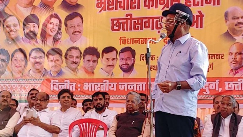 VIDEO! BJP Leader Arrived On Stage Wearing Helmet To Give Speech ...