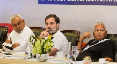 'खड़गे को बनाया जाए PM उम्मीदवार..', INDIA मीटिंग में ममता ने रखा प्रस्ताव, डैमेज कंट्रोल में नितीश को राहुल का फोन