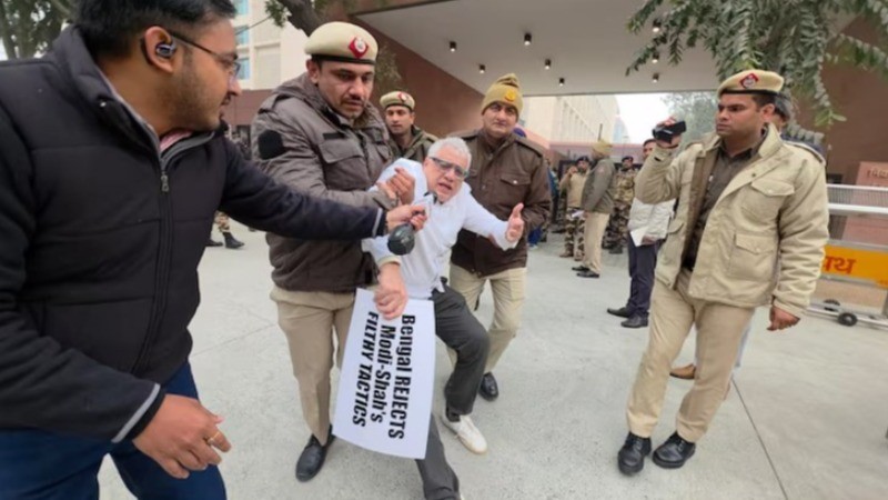 TMC सांसदों का गृह मंत्रालय के बाहर प्रदर्शन, हिरासत में महुआ मोइत्रा और डेरेक ओ ब्रायन