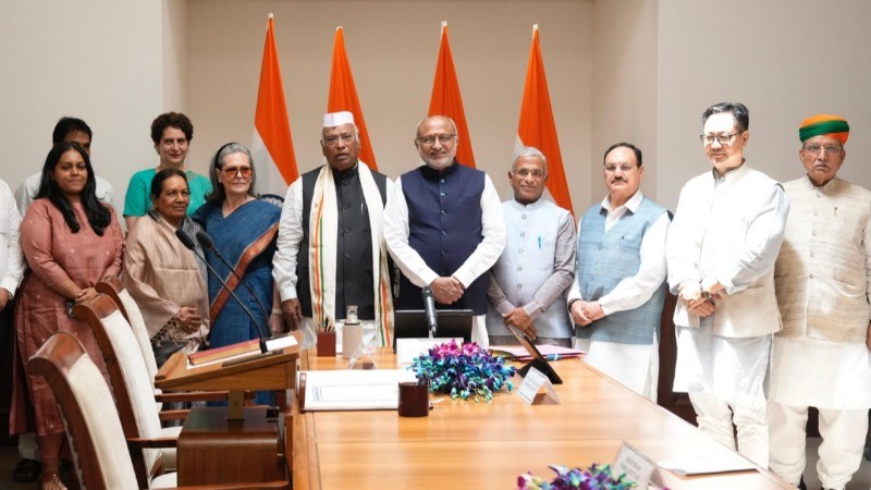 मल्लिकार्जुन खरगे ने दूसरी बार राज्यसभा सांसद के तौर पर शपथ ली, प्रियंका और सोनिया गांधी रहे मौजूद