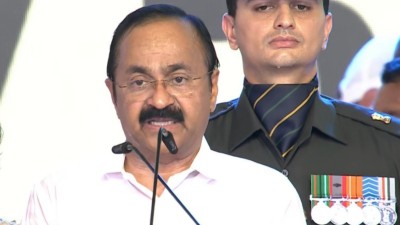 वी. डी. सतीशन बने केरलम के नए मुख्यमंत्री, 20 अन्य नेताओं ने ली मंत्री पद की शपथ