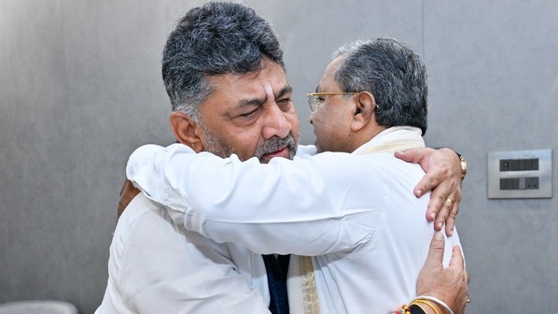 कर्नाटक के मुख्यमंत्री सिद्धारमैया ने किया इस्तीफे का ऐलान, शिवकुमार के हाथों में होगी प्रदेश की कमान