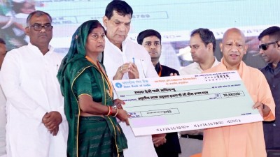 मऊ को 392 करोड़ रूपए की विकास परियोजनाओं की सौगात, समाजवादी पार्टी पर जमकर बरसे मुख्यमंत्री योगी आदित्यनाथ