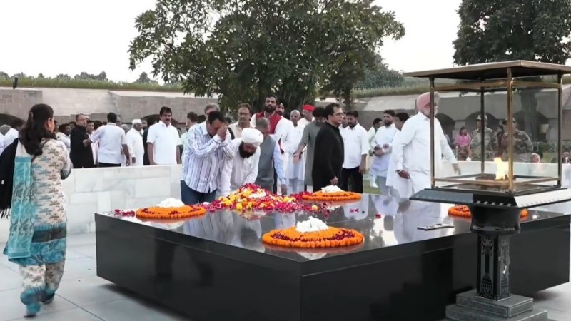 ज्ञानेश कुमार के विरोध में INDIA गठबंधन पहुंचा राजघाट, राहुल-प्रियंका की हिरासत के खिलाफ कांग्रेस ने किया प्रदर्शन