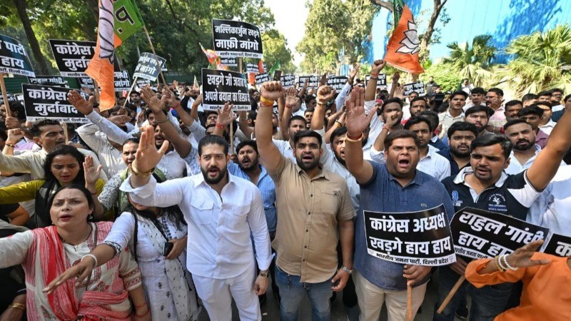 मल्लिकार्जुन खरगे की टिप्पणी पर भाजपा का प्रदर्शन, प्रधानमंत्री मोदी से माफी मांगने की उठाई मांग