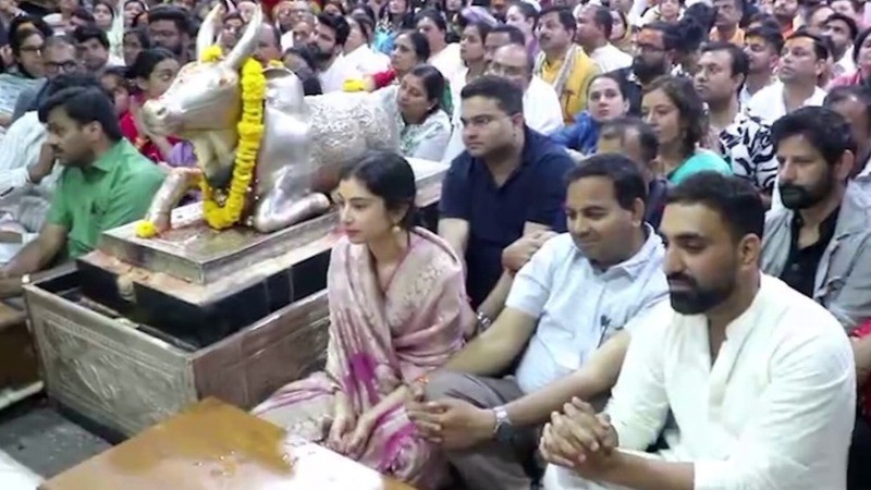 सारा अर्जुन पहुंची श्री महाकालेश्वर मंदिर, मां के जन्मदिन पर लिया भगवान का आशीर्वाद